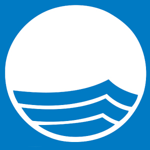 logo bandiera blu al camping il sole village in toscana